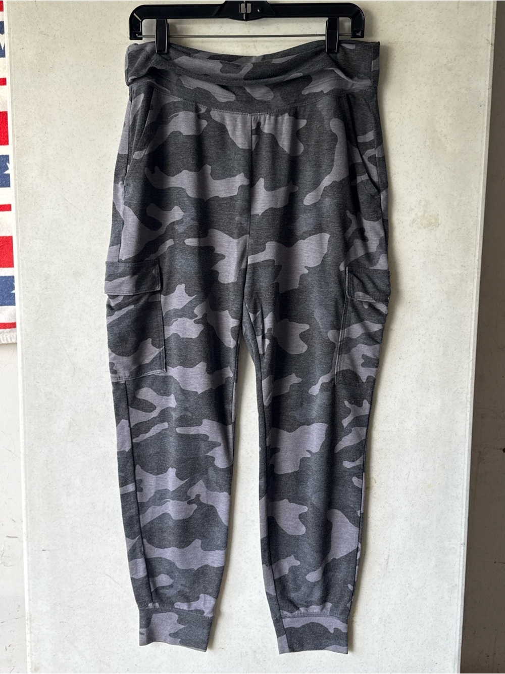 Old Navy Women’s Gray Camo Cargo Joggers M